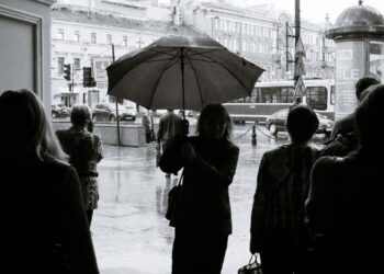 What is today's weather in Indian cities like Bengaluru, Mumbai, Pune, Ahmedabad, and Kolkata? Is there any red alert by IMD in the city?