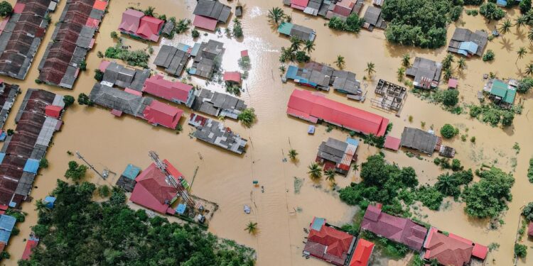 flood-warnings-increase-across-india-communities-braced-for-impact The State digest On August 22, 2025, dark clouds are raiding the skies across India, leaving a deluge of rain. People are awakening to flooding in the streets, soaked clothing, and family members running to stay safe. The India Meteorological Department (IMD) has issued rain alerts for over 26 states and union territories with major cities such as Delhi and Mumbai.